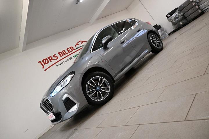 Grå BMW 225e fra 2023 set udefra