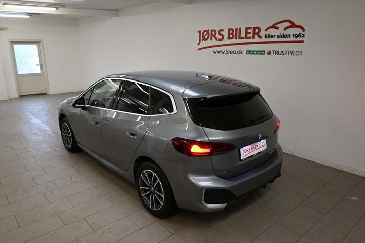 Grå BMW 225e fra 2023
