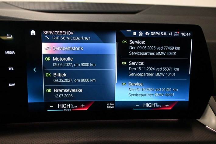 Grå BMW 225e fra 2023