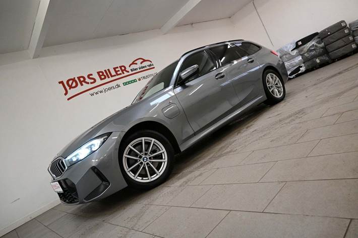 Grå BMW 320e fra 2023