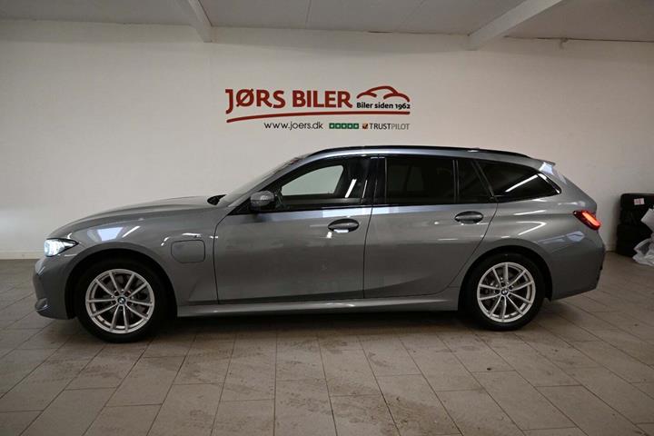 Grå BMW 320e fra 2023