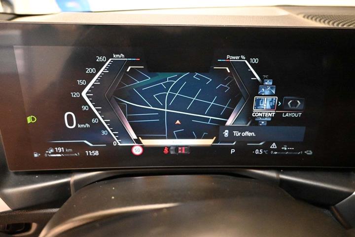 Grå BMW 320e fra 2023 set indefra