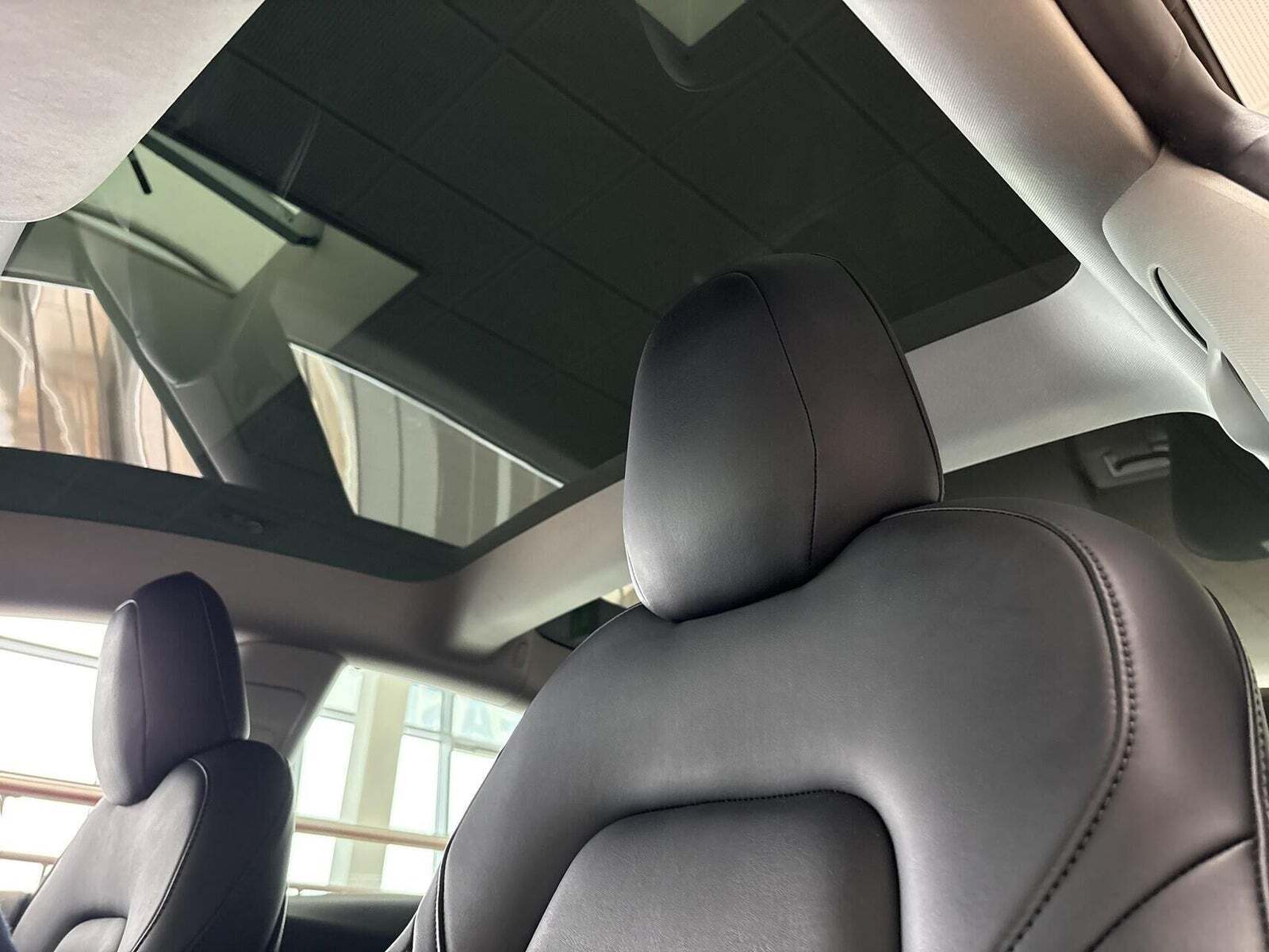 Rød Tesla Model 3 fra 2021