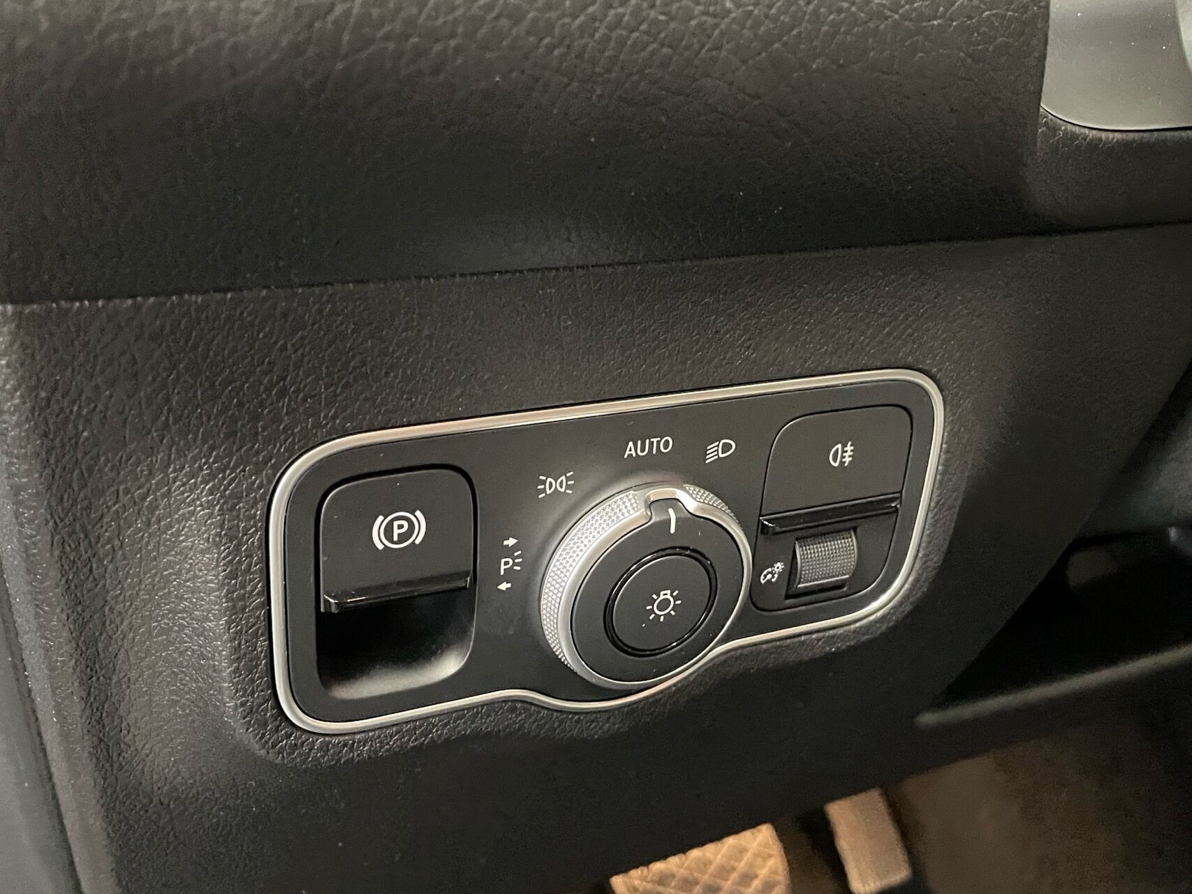 Sort Mercedes EQB 300 fra 2024