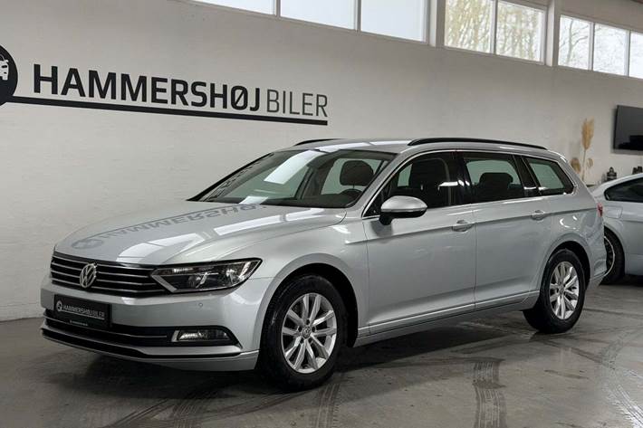 Sølv VW Passat fra 2016 set udefra