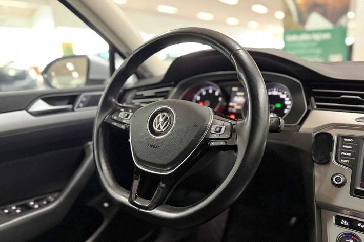 Sølv VW Passat fra 2016