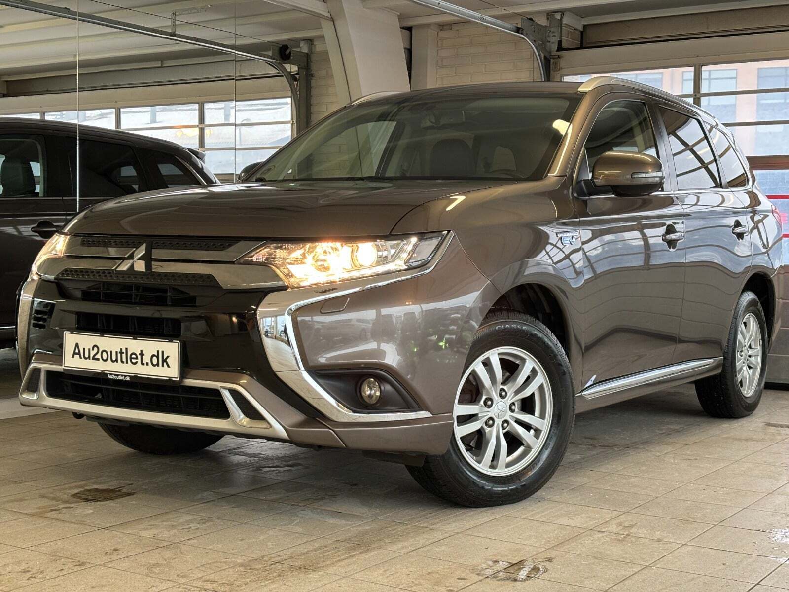 Mitsubishi Outlander 2,4 PHEV Invite CVT 4WD