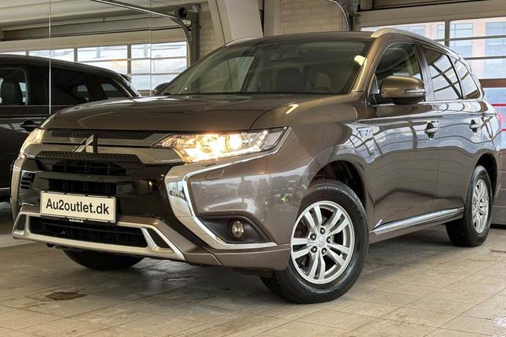 undefined Mitsubishi Outlander fra 2020 set udefra