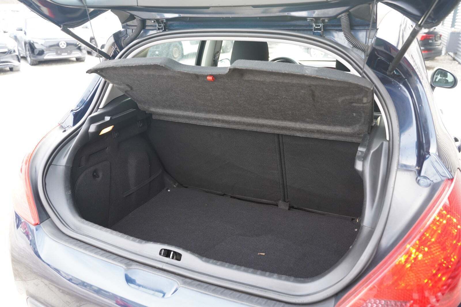 Blå Peugeot 308 fra 2010