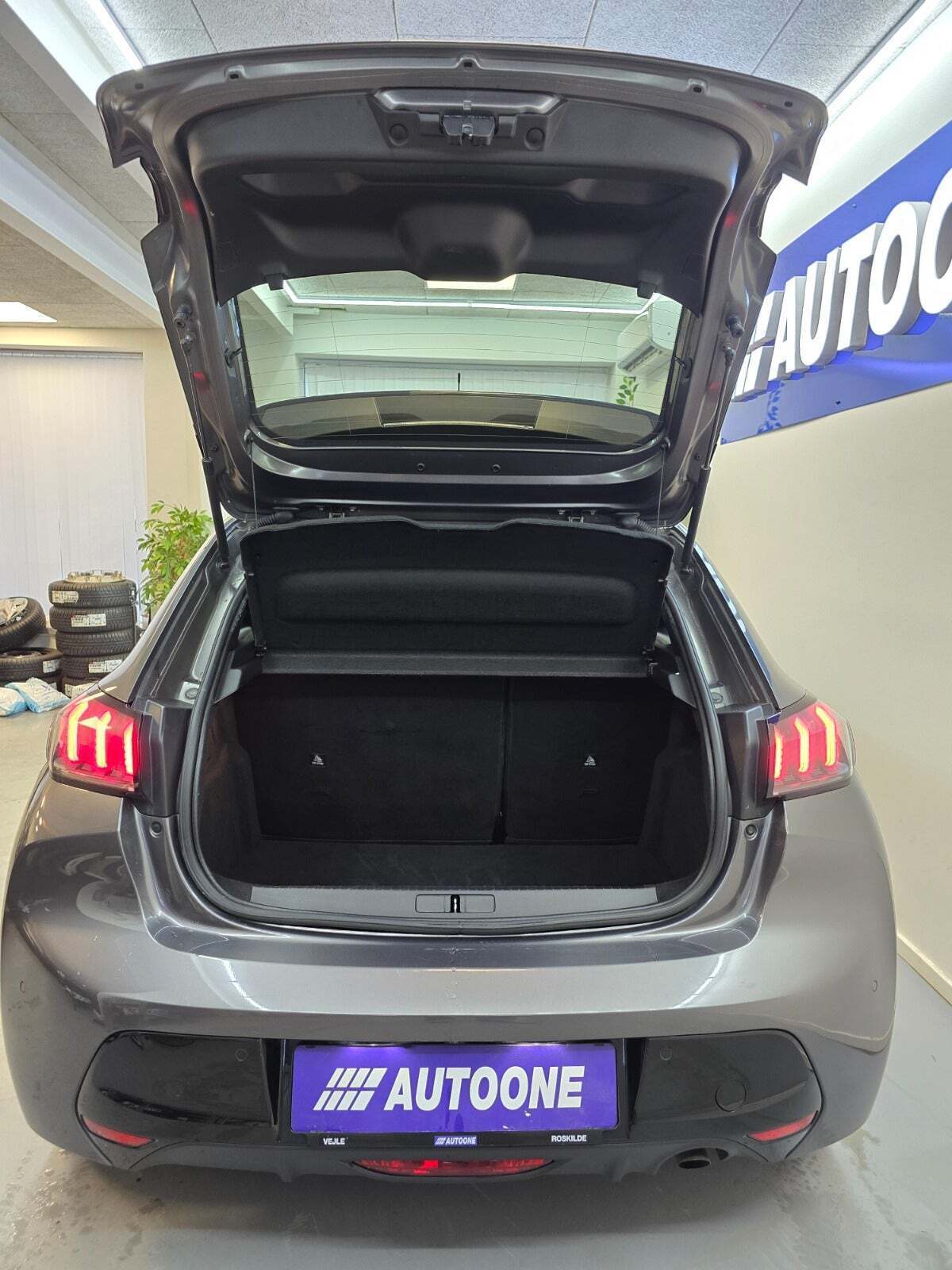 Grå Peugeot 208 fra 2020