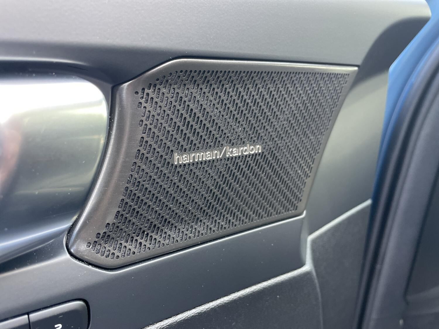 Blå Volvo EX40 fra 2025