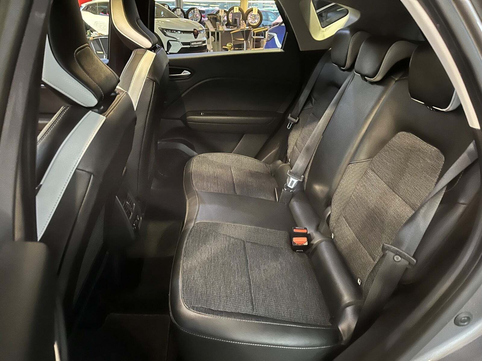 Grå Renault Captur fra 2021