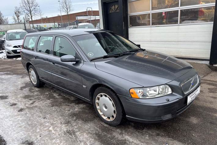 Grå Volvo V70 fra 2005 set udefra