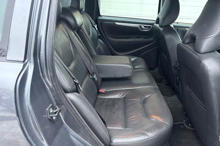 Grå Volvo V70 fra 2005 set indefra