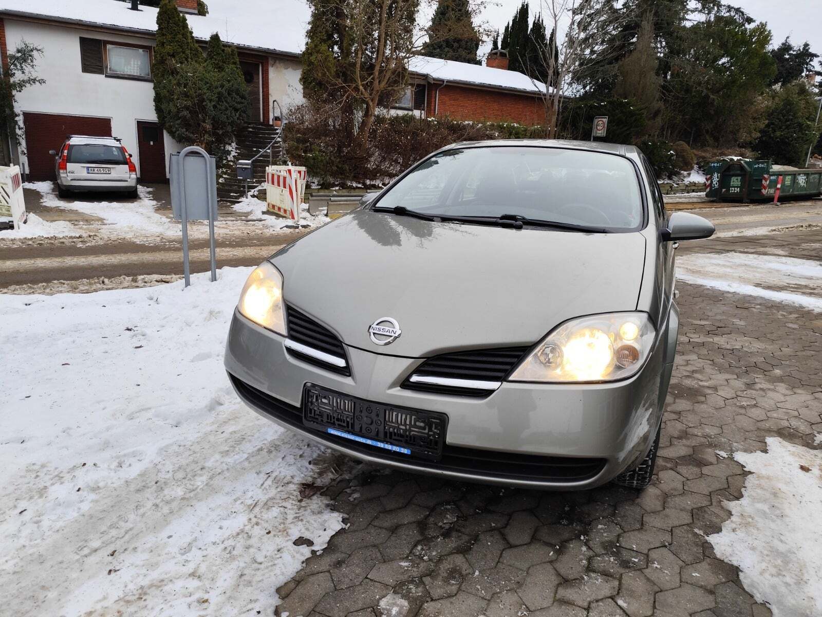 Grøn Nissan Primera fra 2006 set udefra