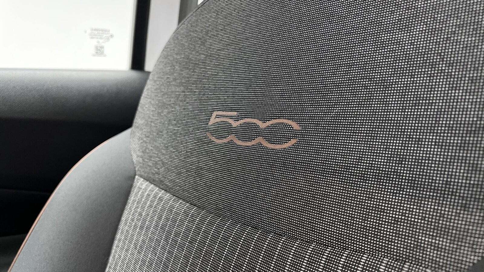 Hvid Fiat 500e fra 2023