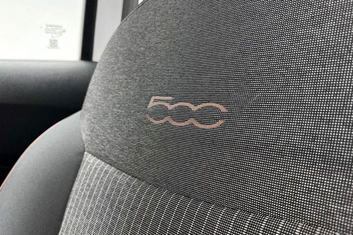 Hvid Fiat 500e fra 2023