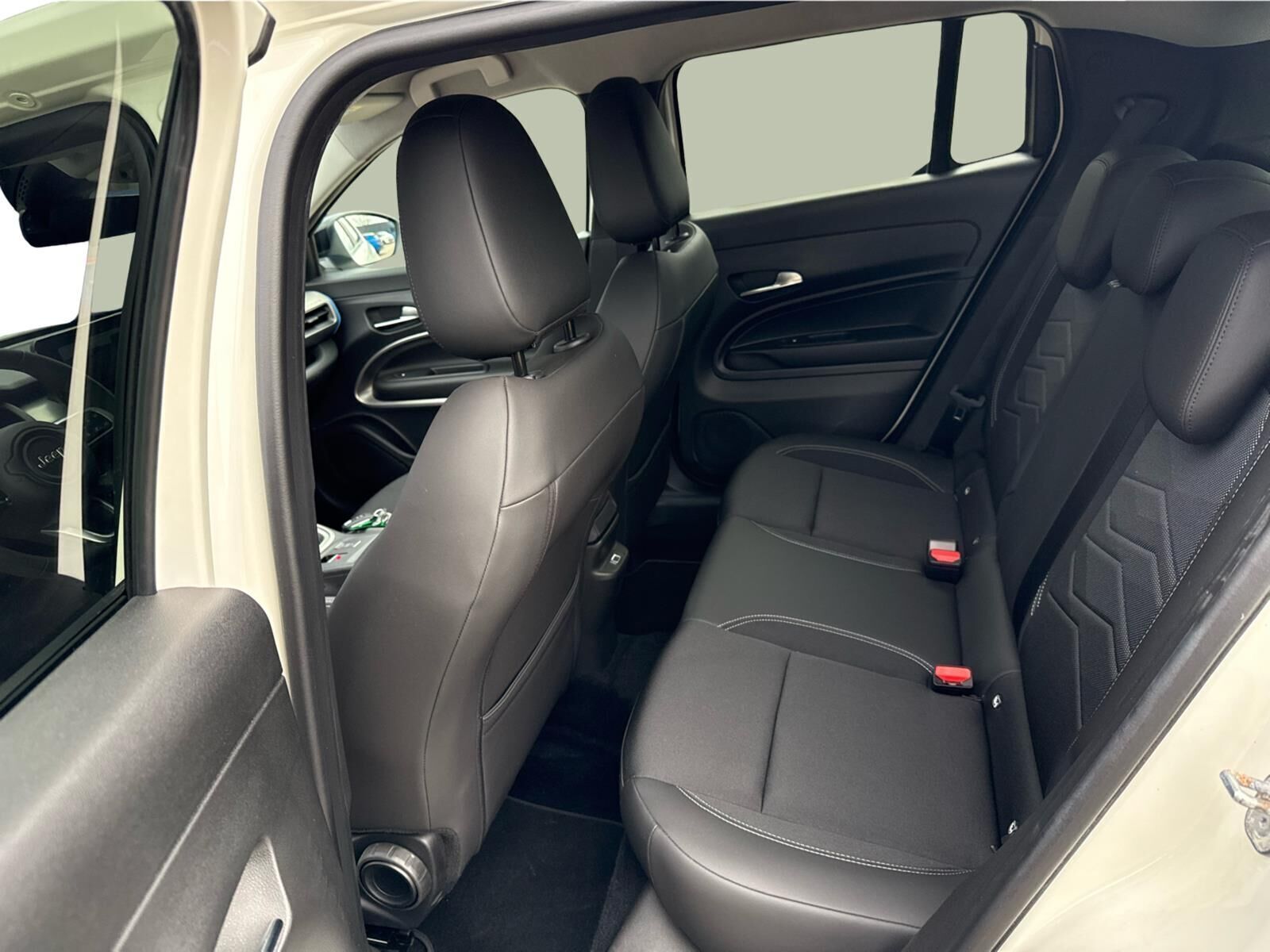 Hvid Jeep Avenger fra 2024