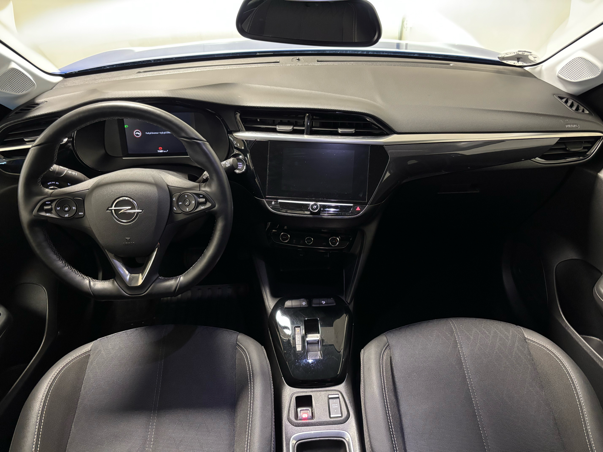 Blå Opel Corsa-e fra 2023