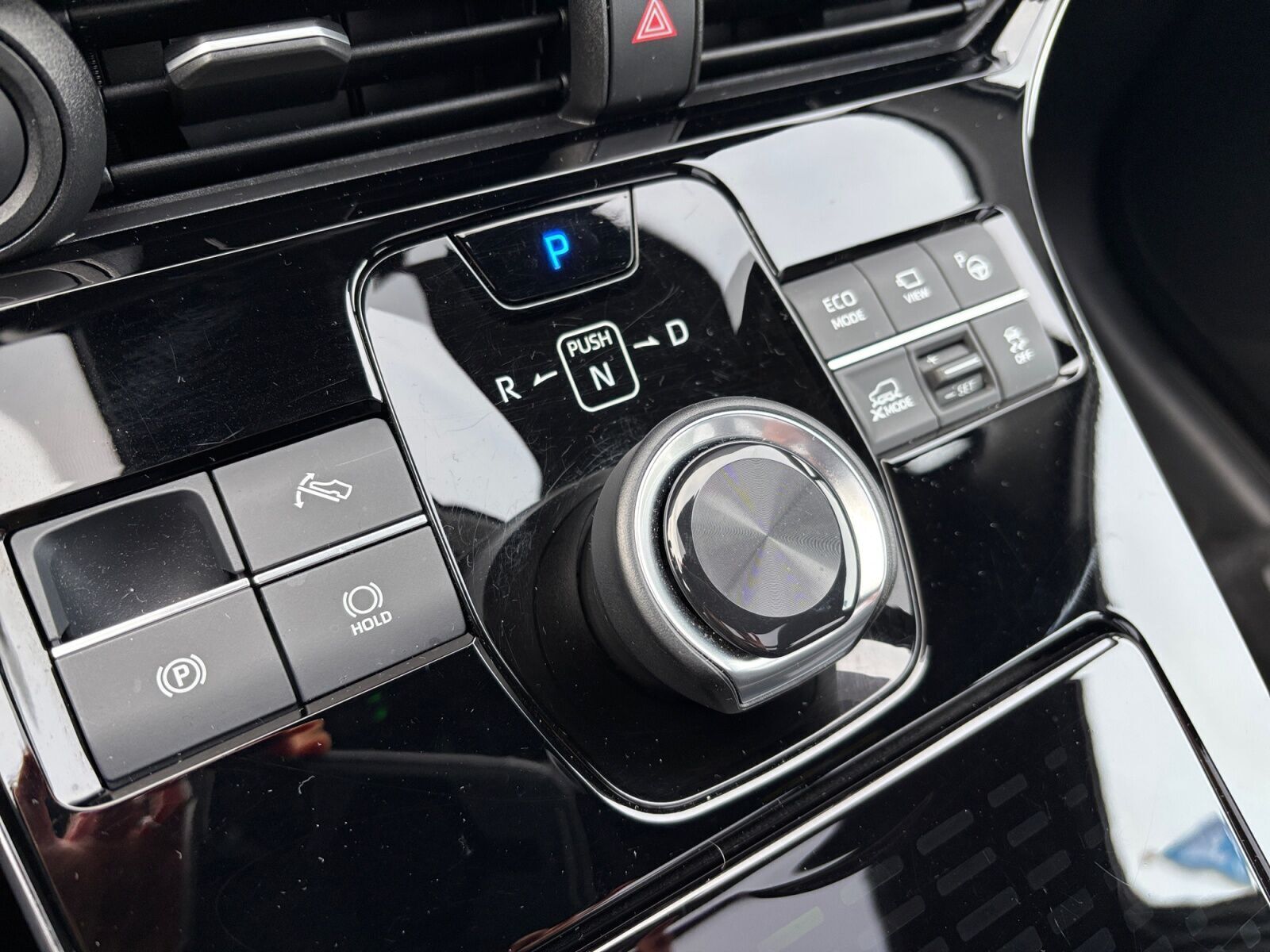 Grå Toyota BZ4X fra 2023