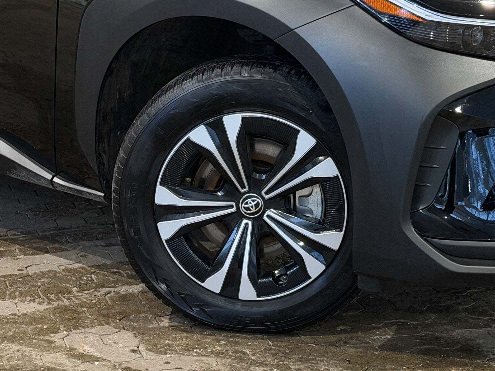 Sort Toyota BZ4X fra 2024