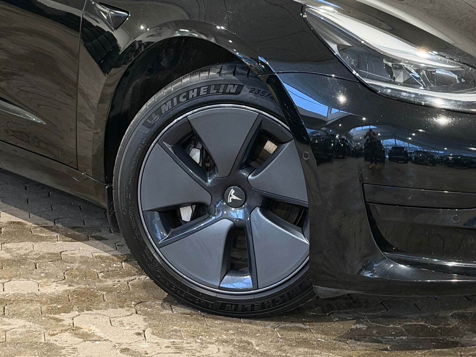 Sort Tesla Model 3 fra 2021