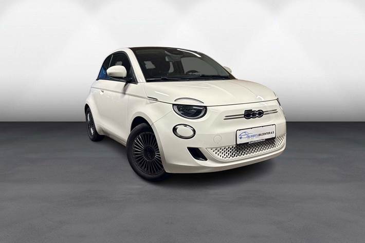 Hvid Fiat 500e fra 2022 set udefra