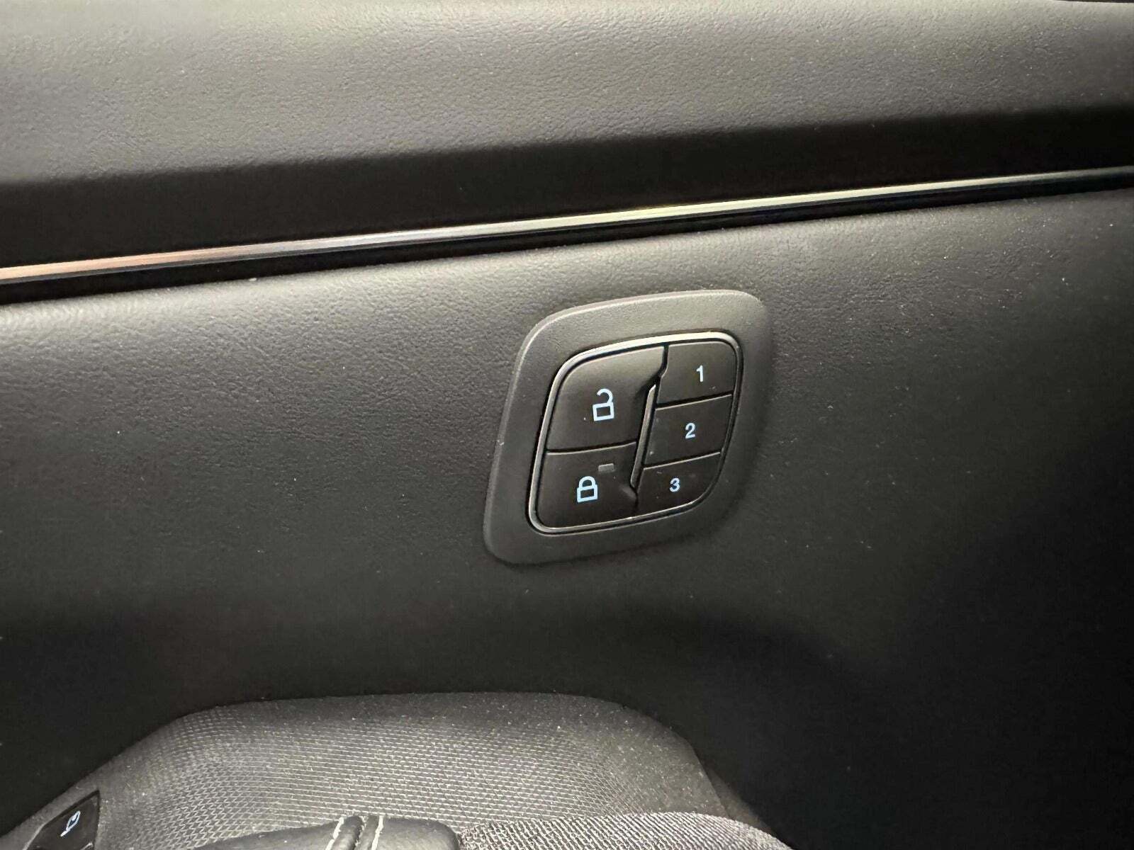 Hvid Ford Mustang Mach-E fra 2023