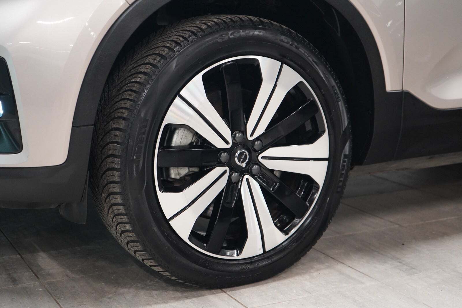 Orange Volvo XC40 fra 2023