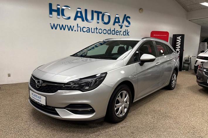 Sølv Opel Astra fra 2020 set udefra