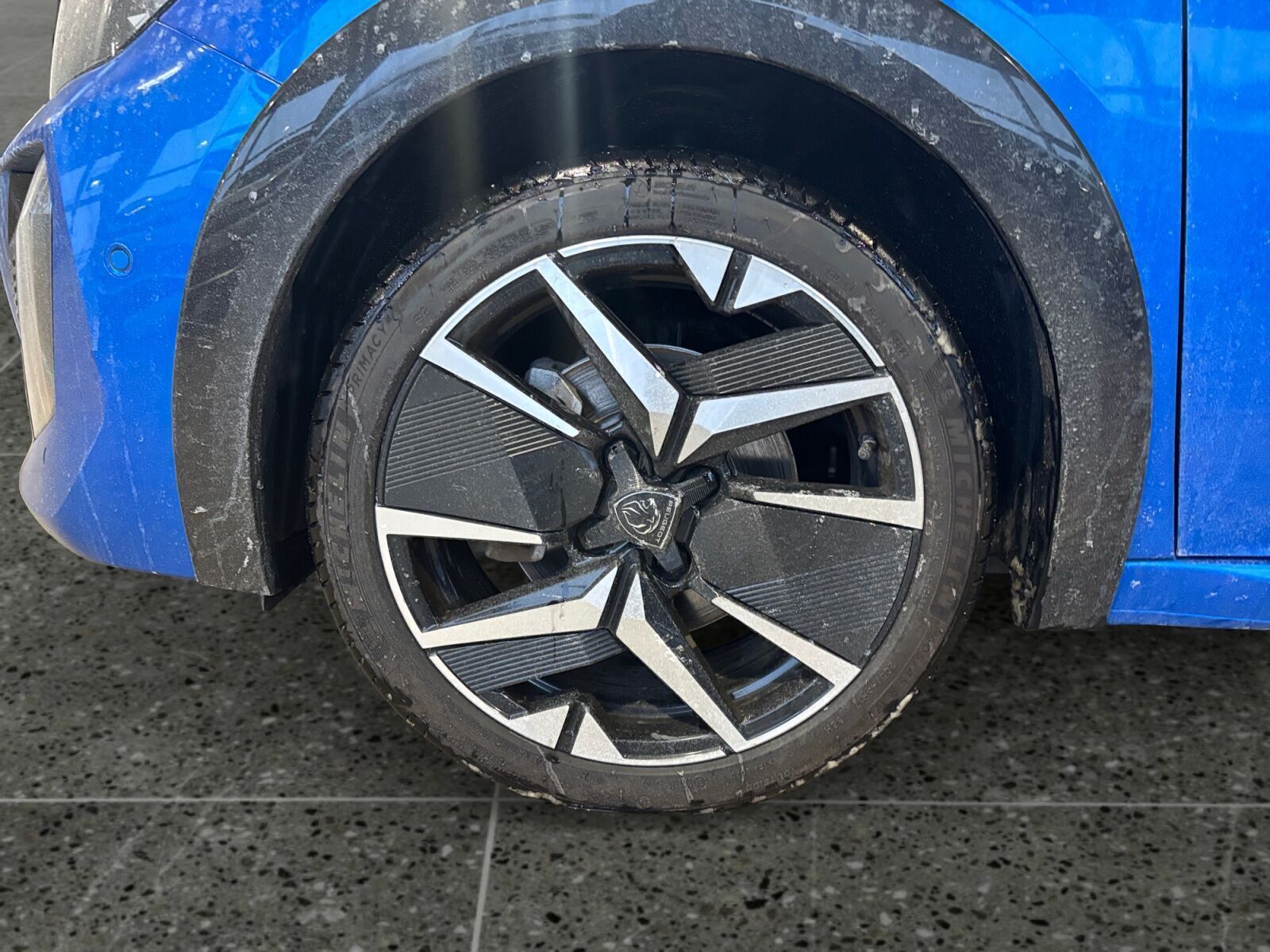 Blå Peugeot e-208 fra 2024