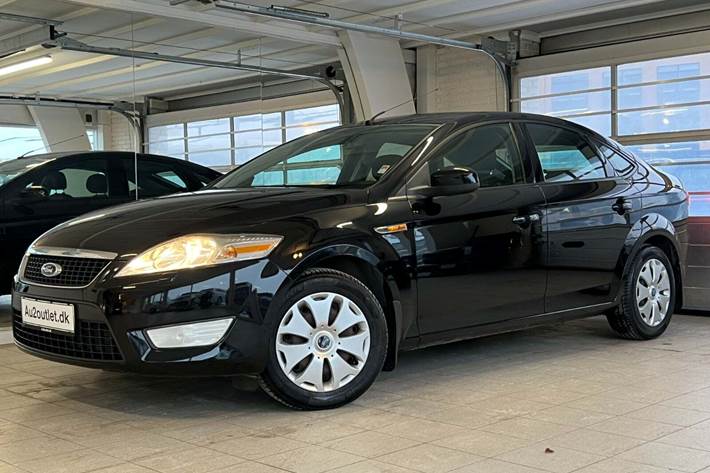 Sort Ford Mondeo fra 2008 set udefra