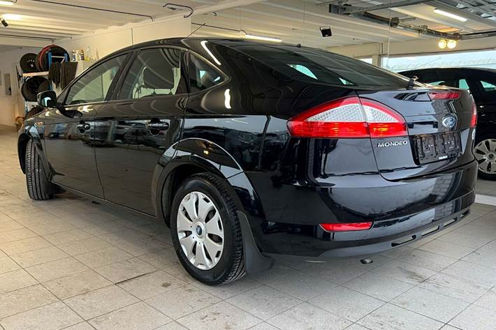 Sort Ford Mondeo fra 2008