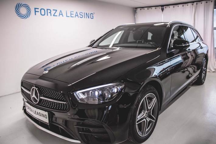 Sort Mercedes E300 de fra 2021 set udefra