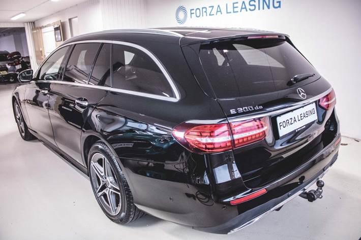 Sort Mercedes E300 de fra 2021