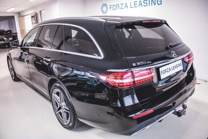 Sort Mercedes E300 de fra 2021