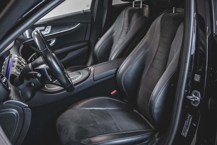 Sort Mercedes E300 de fra 2021