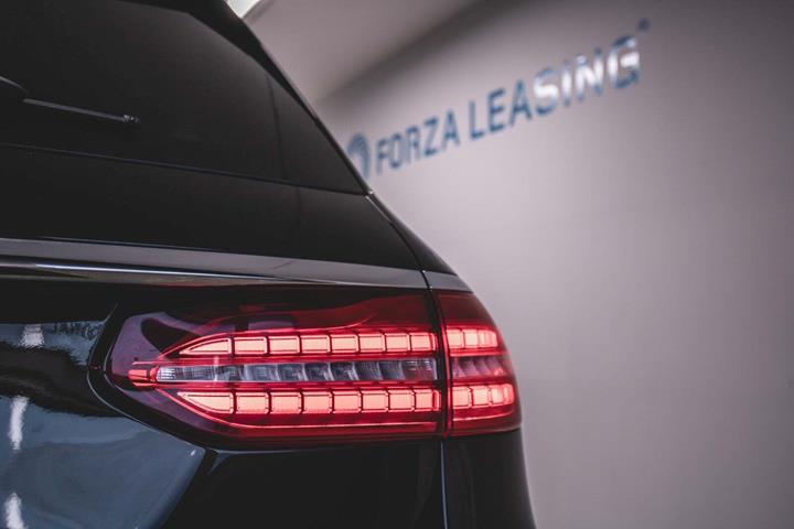 Sort Mercedes E300 de fra 2021