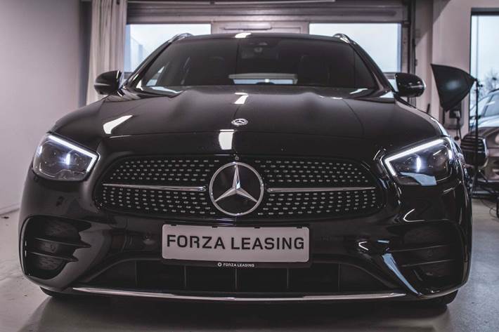 Sort Mercedes E300 de fra 2021