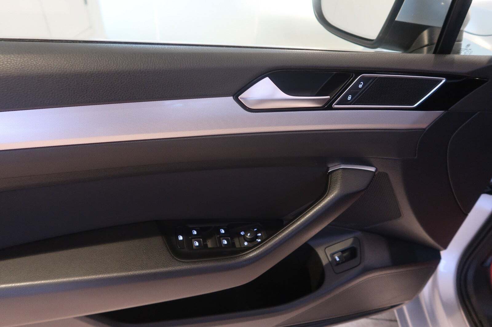 Sølv VW Passat fra 2018