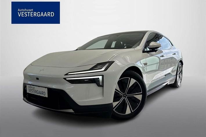 Hvid Polestar 4 fra 2025 set udefra