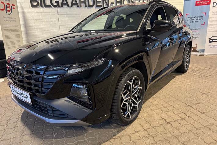 Sort Hyundai Tucson fra 2022 set udefra