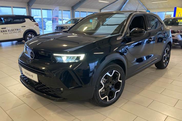 Sort Opel Mokka-e fra 2024 set udefra