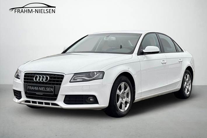 Hvid Audi A4 fra 2010 set udefra