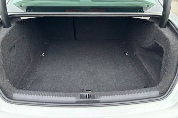 Hvid Audi A4 fra 2010