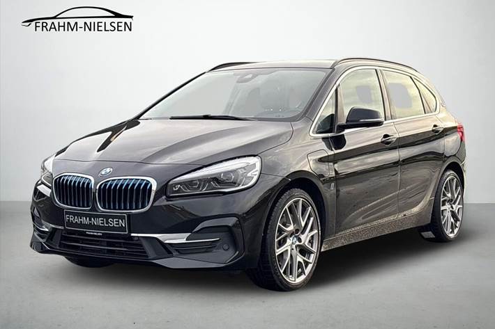 Sort BMW 225xe fra 2018 set udefra
