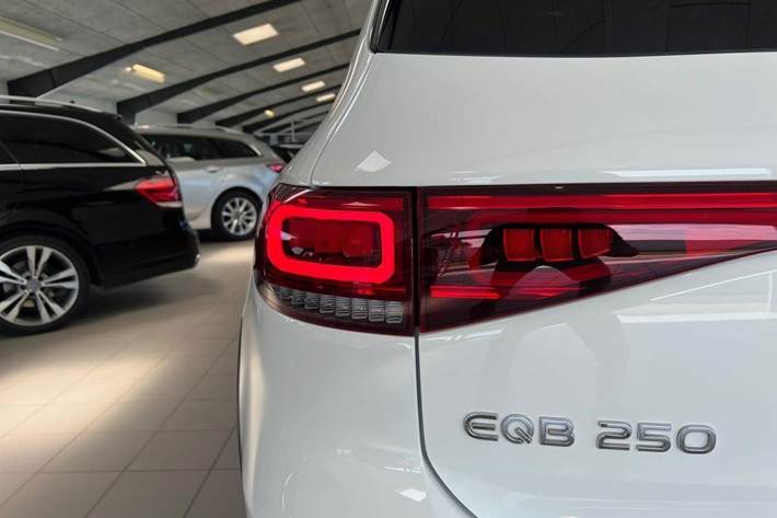 Hvid Mercedes EQB 250 fra 2023