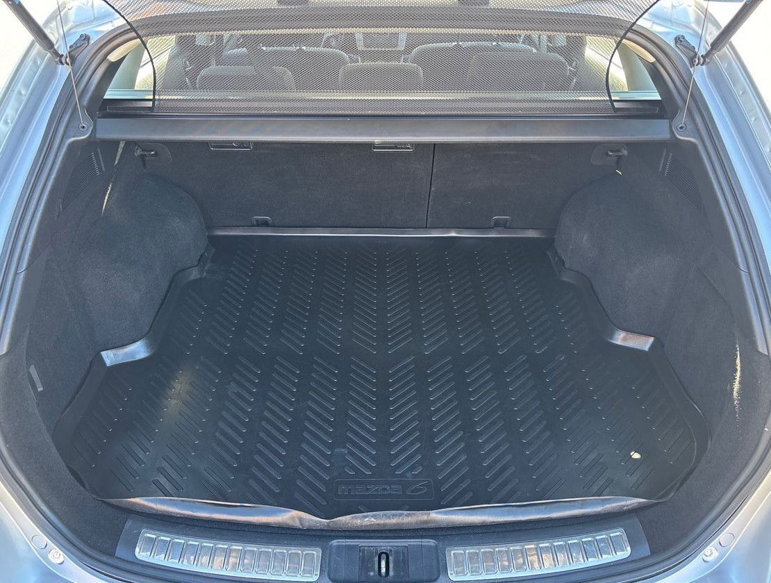 Grå Mazda 6 fra 2008