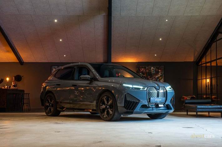 Grå BMW iX fra 2023 set udefra