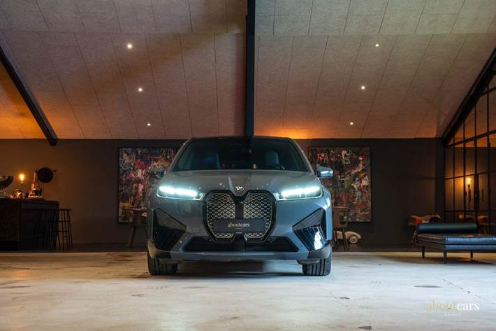 Grå BMW iX fra 2023